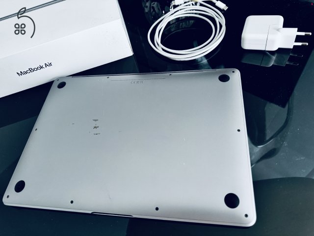 MacBookAir M1 (2020/12) - 16gb ram - 256gb tárhely - 88% akksi - Esztétikai hiba