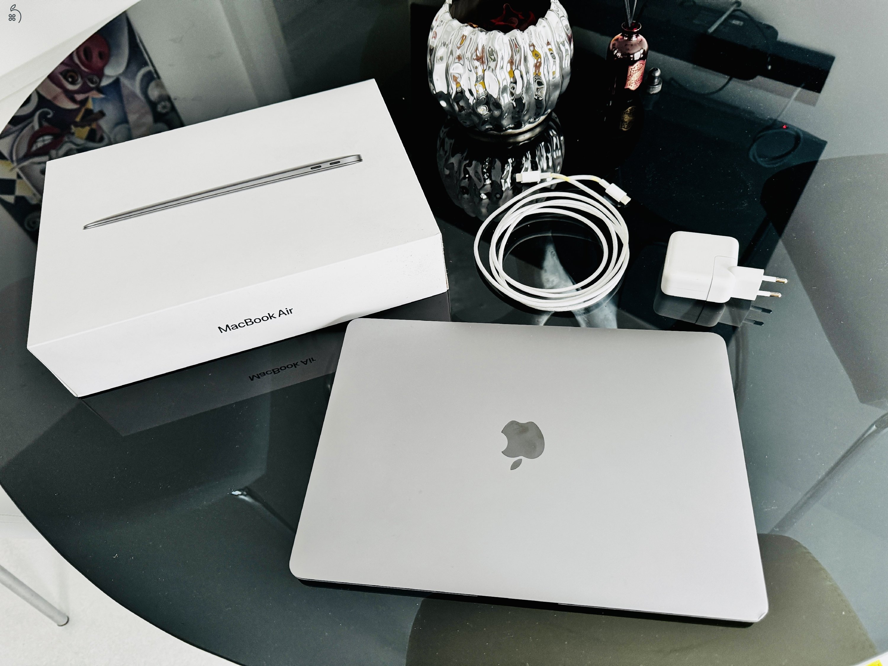 MacBookAir M1 (2020/12) - 16gb ram - 256gb tárhely - 88% akksi - Esztétikai hiba