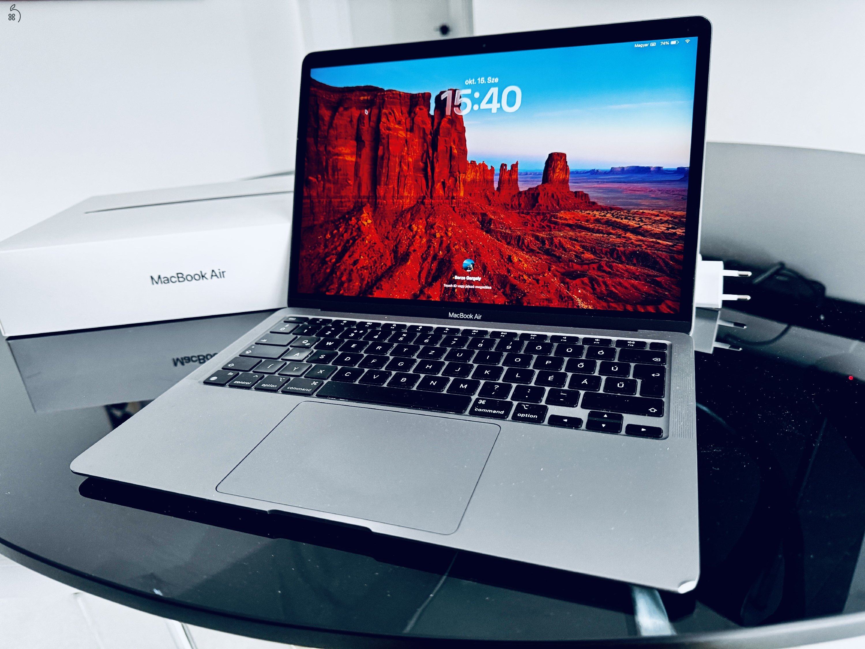 MacBookAir M1 (2020/12) - 16gb ram - 256gb tárhely - 88% akksi - Esztétikai hiba