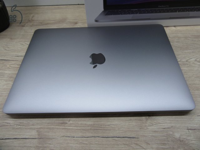 Apple MacBook Pro 13” (2020, M1) – Villámgyors, csendes “mindenes” munkagép – 8 GB RAM – 500 GB SSD – Használt, karcmentes – 3 hónap garancia