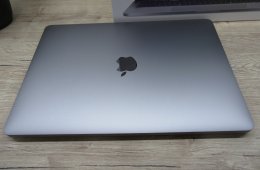 Apple MacBook Pro 13” (2020, M1) – Villámgyors, csendes “mindenes” munkagép – 8 GB RAM – 500 GB SSD – Használt, karcmentes – 3 hónap garancia