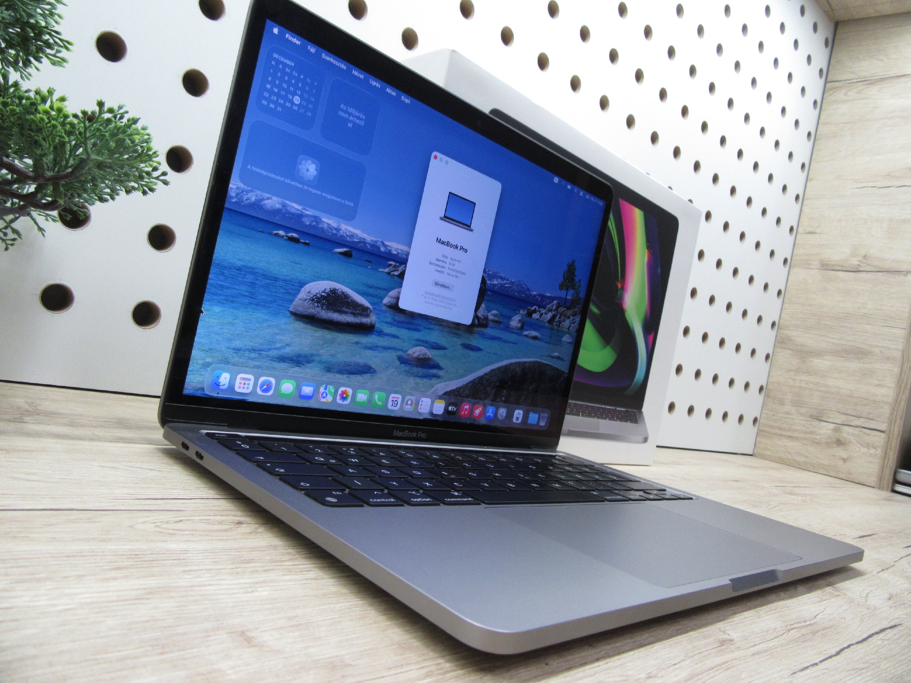 Apple MacBook Pro 13” (2020, M1) – Villámgyors, csendes “mindenes” munkagép – 8 GB RAM – 500 GB SSD – Használt, karcmentes – 3 hónap garancia