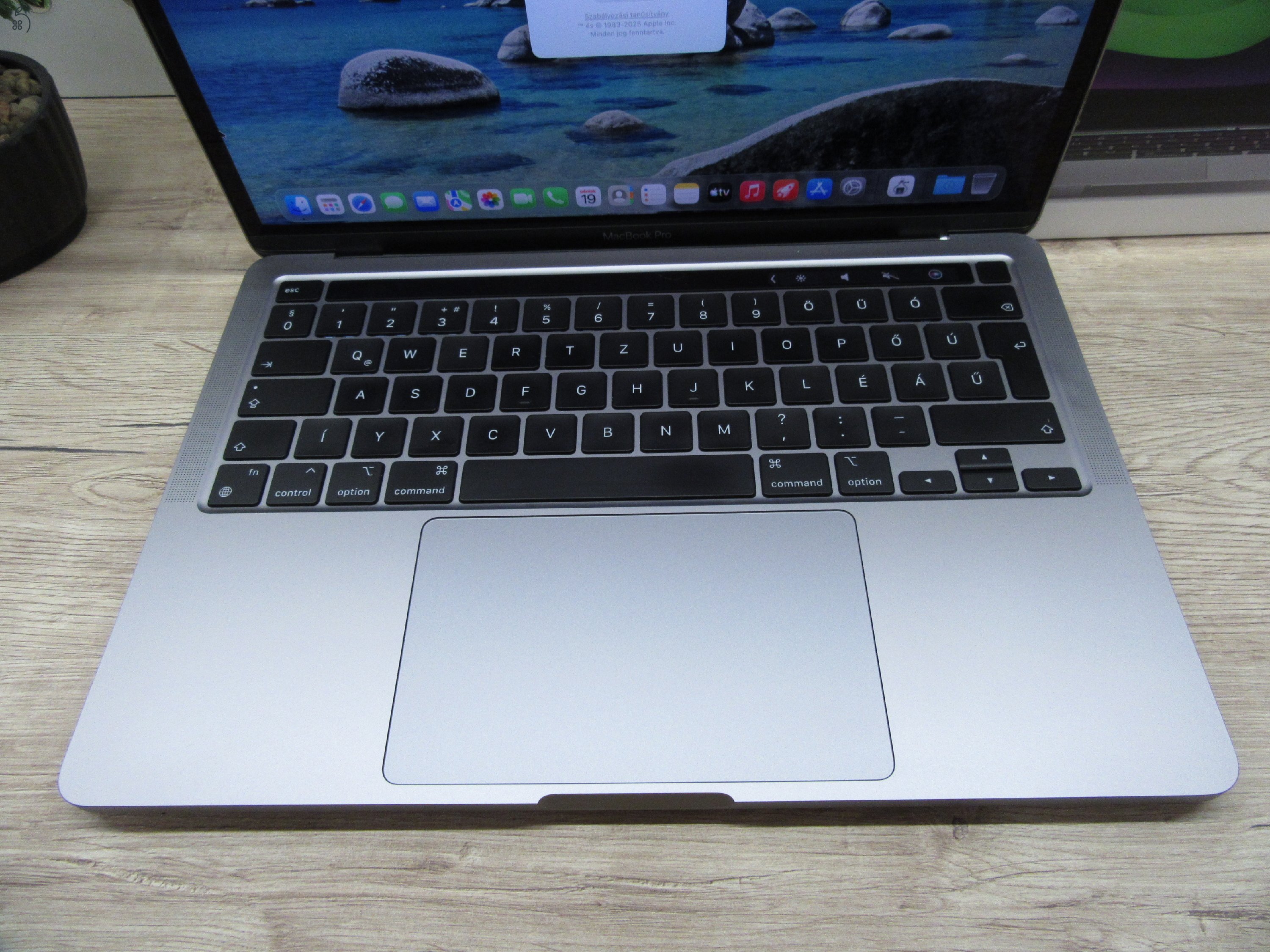 Apple MacBook Pro 13” (2020, M1) – Villámgyors, csendes “mindenes” munkagép – 8 GB RAM – 500 GB SSD – Használt, karcmentes – 3 hónap garancia