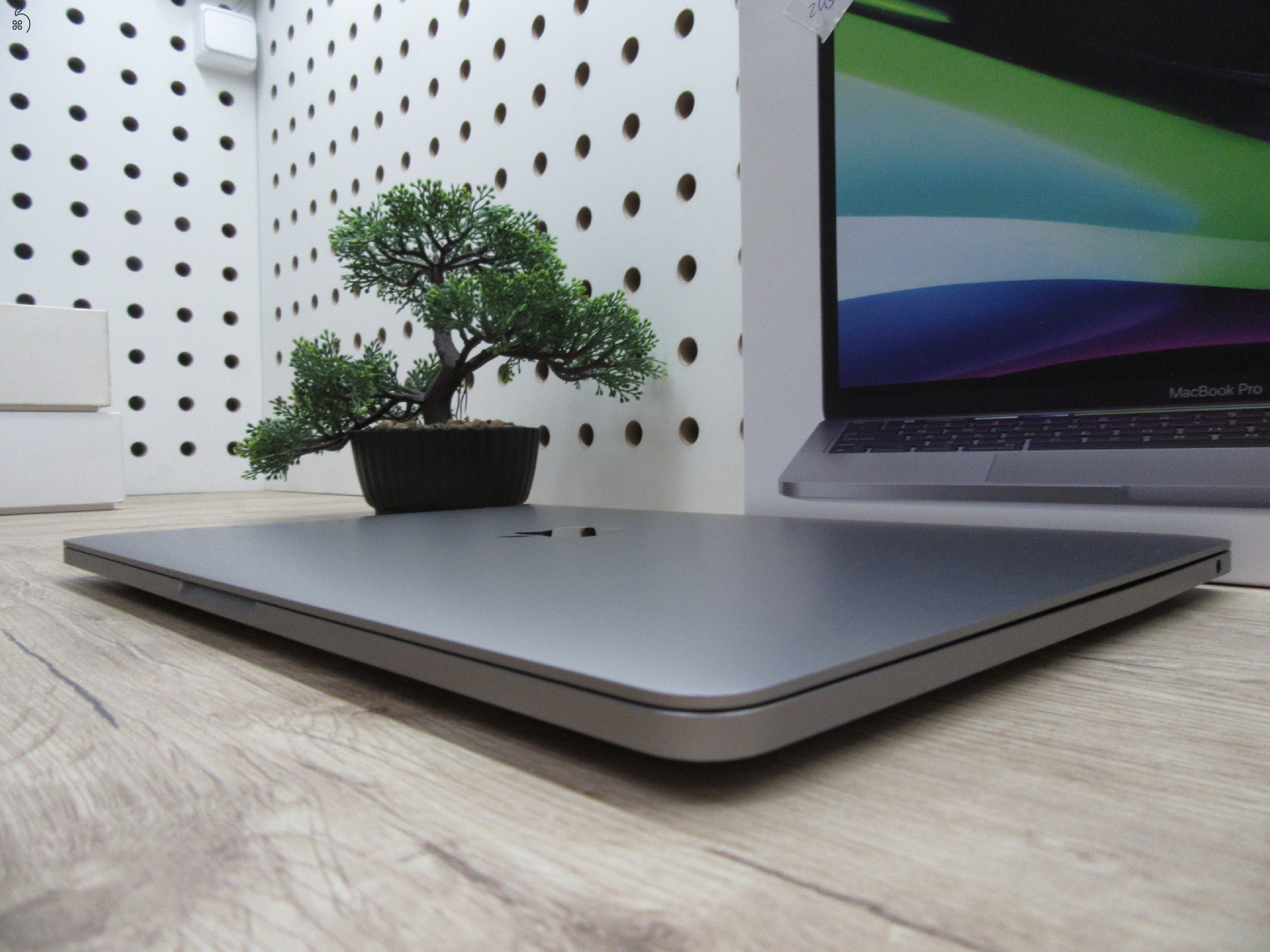 Apple MacBook Pro 13” (2020, M1) – Villámgyors, csendes “mindenes” munkagép – 8 GB RAM – 500 GB SSD – Használt, karcmentes – 3 hónap garancia