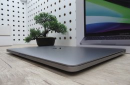 Apple MacBook Pro 13” (2020, M1) – Villámgyors, csendes “mindenes” munkagép – 8 GB RAM – 500 GB SSD – Használt, karcmentes – 3 hónap garancia