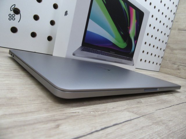 Apple MacBook Pro 13” (2020, M1) – Villámgyors, csendes “mindenes” munkagép – 8 GB RAM – 500 GB SSD – Használt, karcmentes – 3 hónap garancia