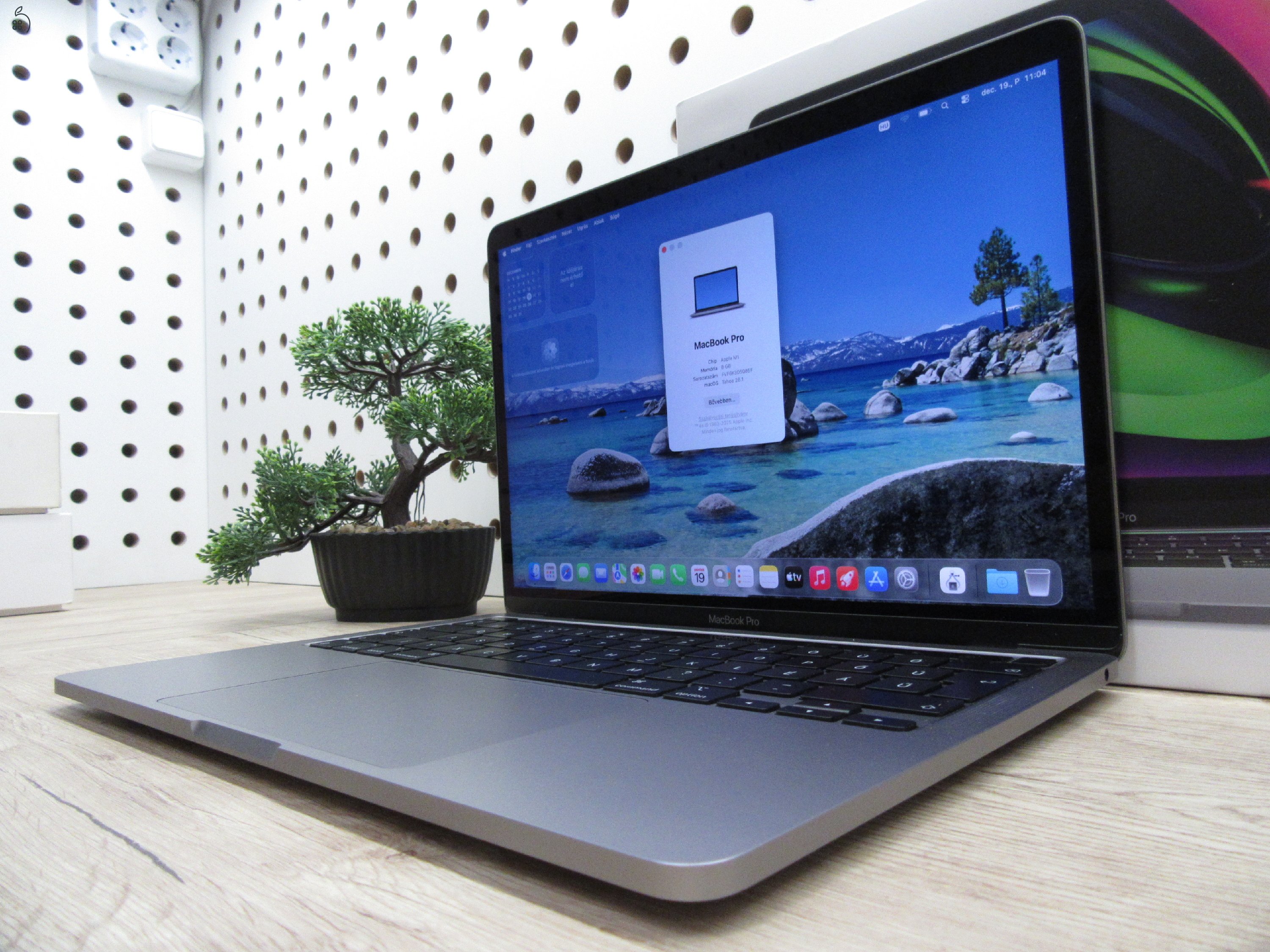 Apple MacBook Pro 13” (2020, M1) – Villámgyors, csendes “mindenes” munkagép – 8 GB RAM – 500 GB SSD – Használt, karcmentes – 3 hónap garancia