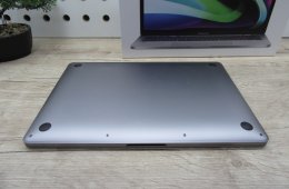 Apple MacBook Pro 13” (2020, M1) – Villámgyors, csendes “mindenes” munkagép – 8 GB RAM – 500 GB SSD – Használt, karcmentes – 3 hónap garancia