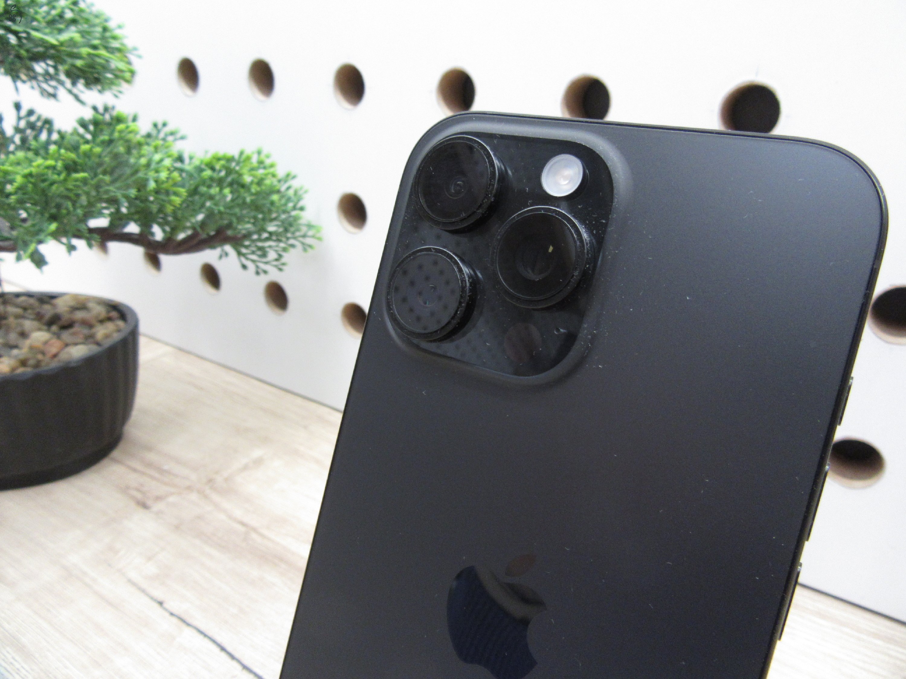 Apple iPhone 16 Pro Max – Black Titanium – 6,9” ProMotion 120 Hz, A18 Pro, 5× zoom – 256 GB – Használt, karcmentes – 98% akku – Garanciás 2027. 10. 28-ig