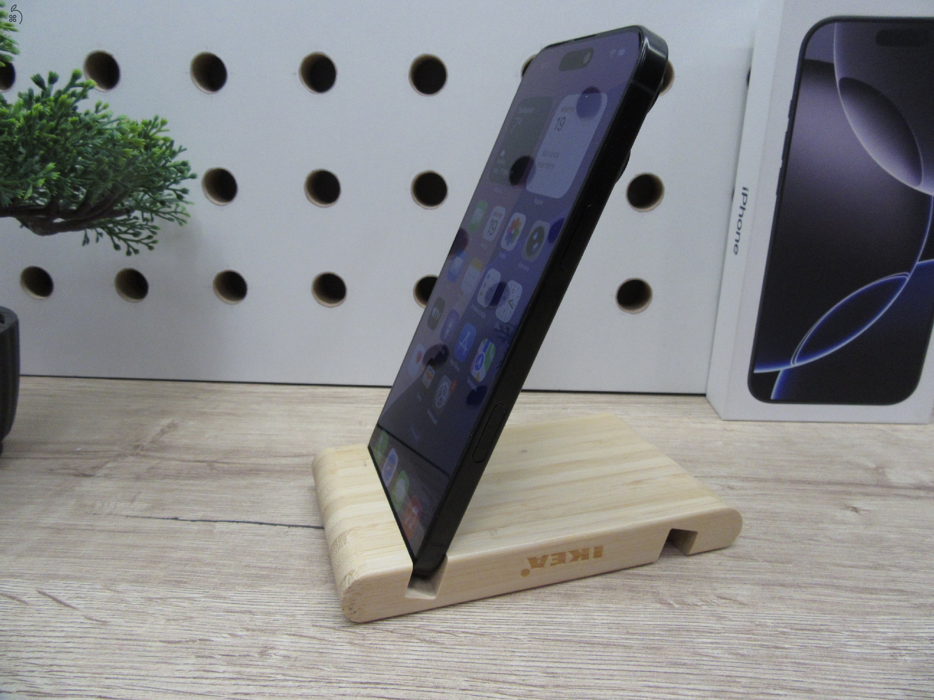 Apple iPhone 16 Pro Max – Black Titanium – 6,9” ProMotion 120 Hz, A18 Pro, 5× zoom – 256 GB – Használt, karcmentes – 98% akku – Garanciás 2027. 10. 28-ig