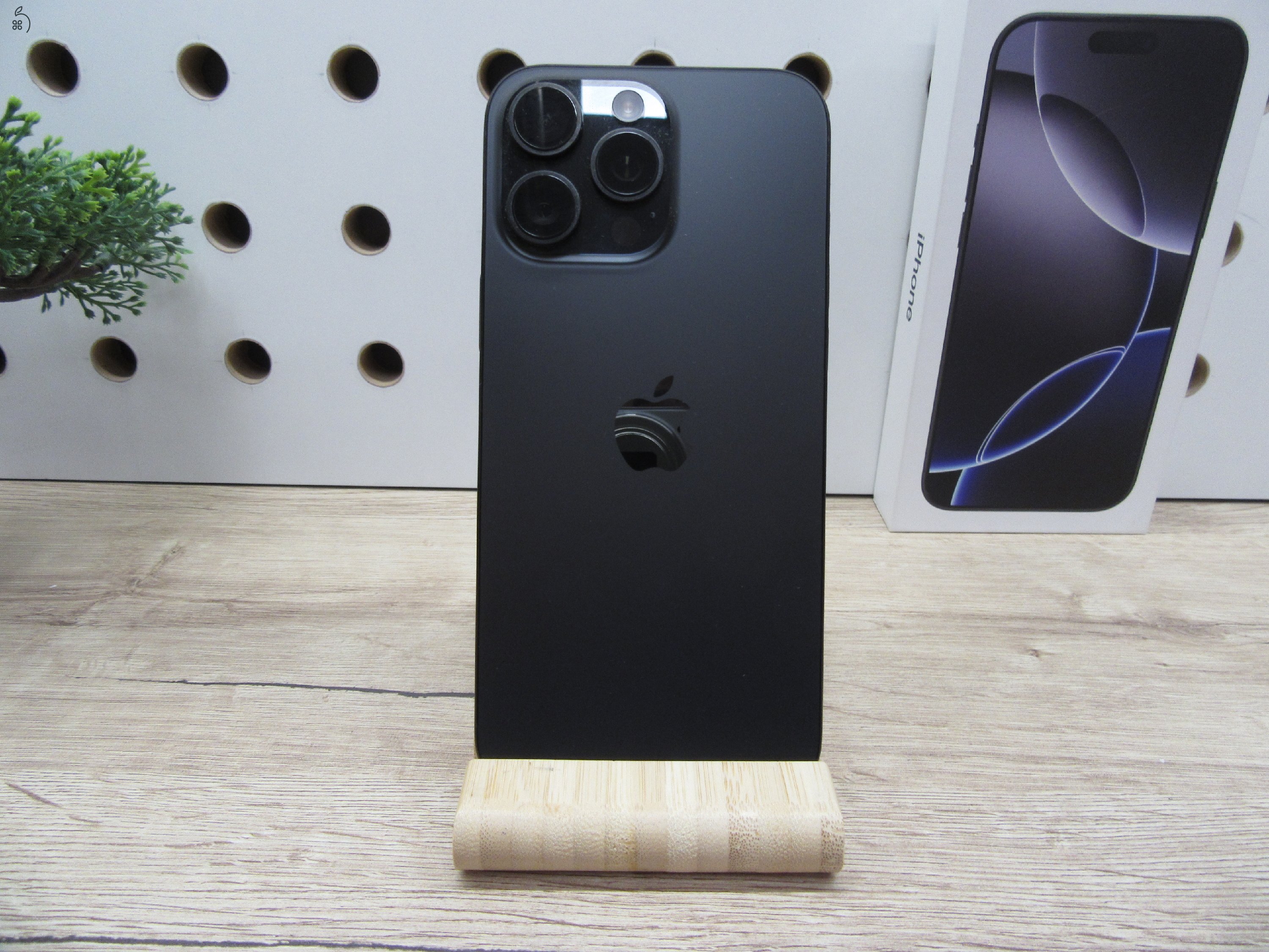 Apple iPhone 16 Pro Max – Black Titanium – 6,9” ProMotion 120 Hz, A18 Pro, 5× zoom – 256 GB – Használt, karcmentes – 98% akku – Garanciás 2027. 10. 28-ig