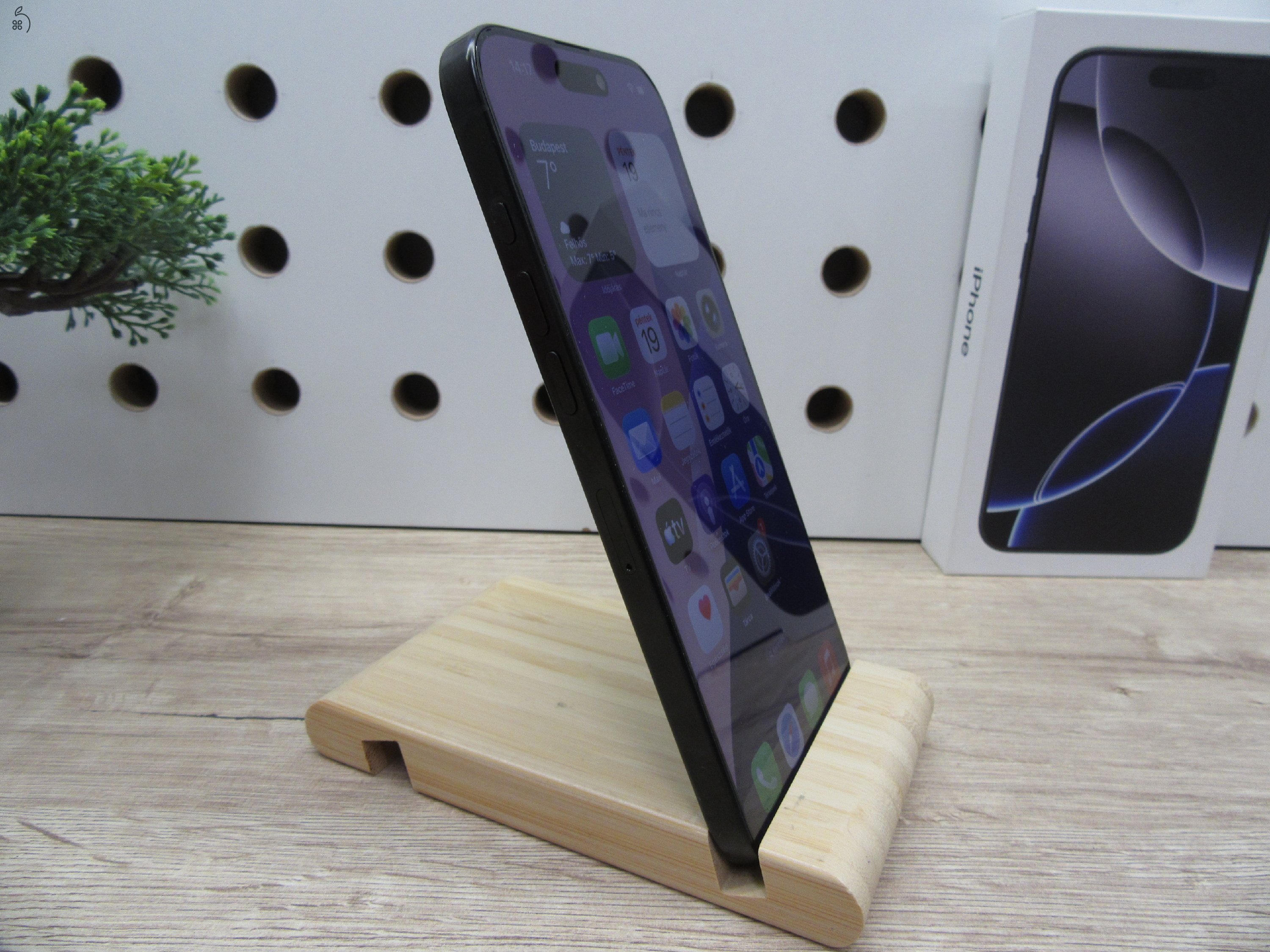 Apple iPhone 16 Pro Max – Black Titanium – 6,9” ProMotion 120 Hz, A18 Pro, 5× zoom – 256 GB – Használt, karcmentes – 98% akku – Garanciás 2027. 10. 28-ig