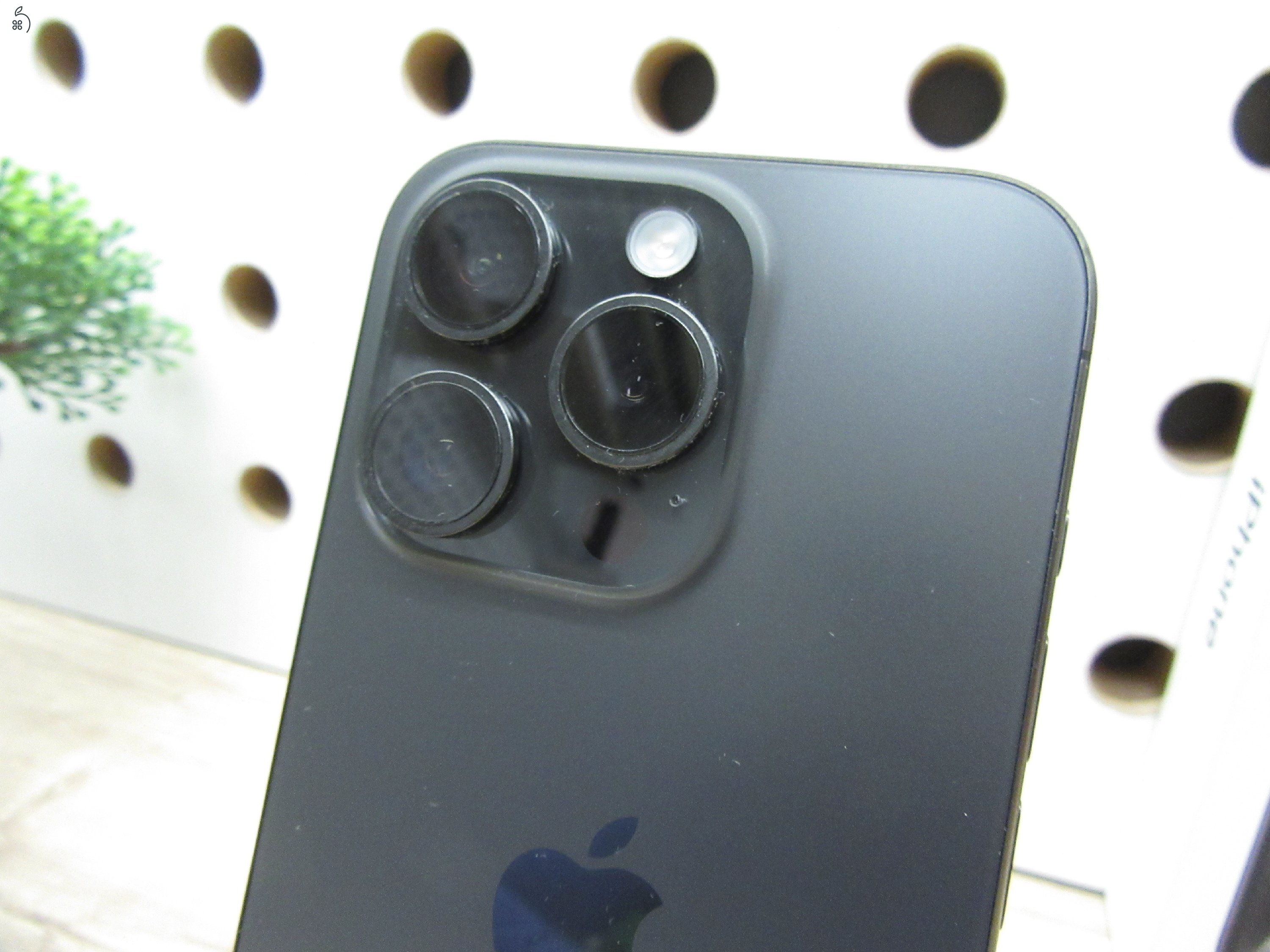 Apple iPhone 15 Pro – Black Titanium – Prémium titán ház, Pro kamera, villámgyors teljesítmény – 128 GB – Használt, karcmentes – Vodafone-os – 3 hónap garancia