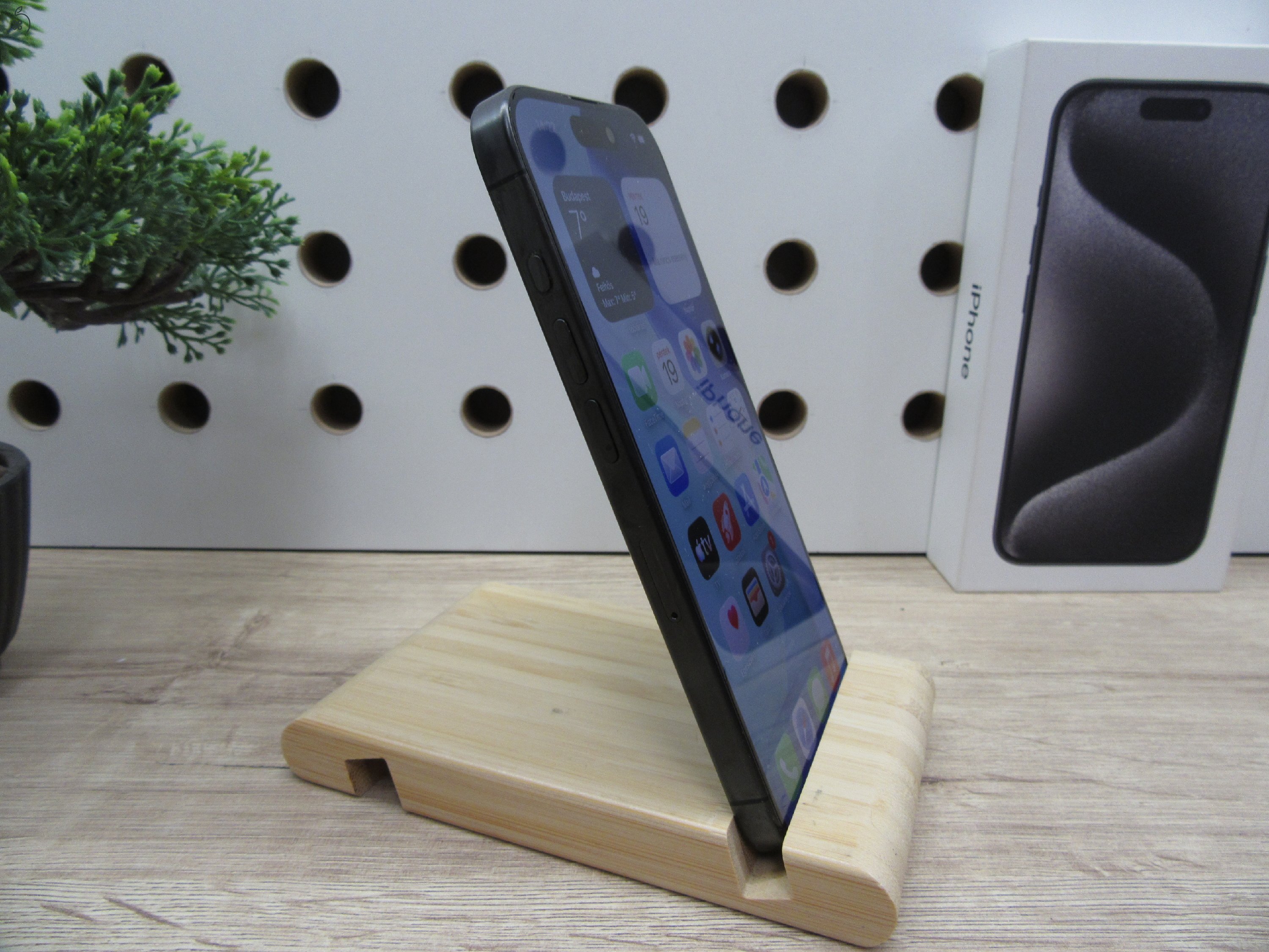 Apple iPhone 15 Pro – Black Titanium – Prémium titán ház, Pro kamera, villámgyors teljesítmény – 128 GB – Használt, karcmentes – Vodafone-os – 3 hónap garancia