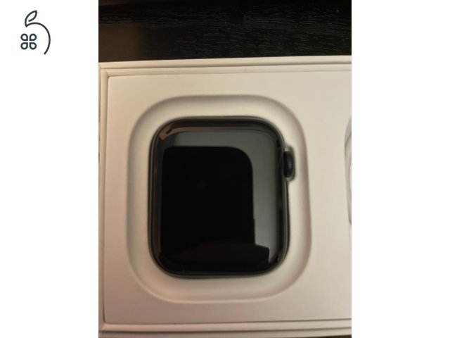 Apple Watch SE 2022, 44mm, GPS, éjfekete.