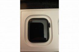 Apple Watch SE 2022, 44mm, GPS, éjfekete.