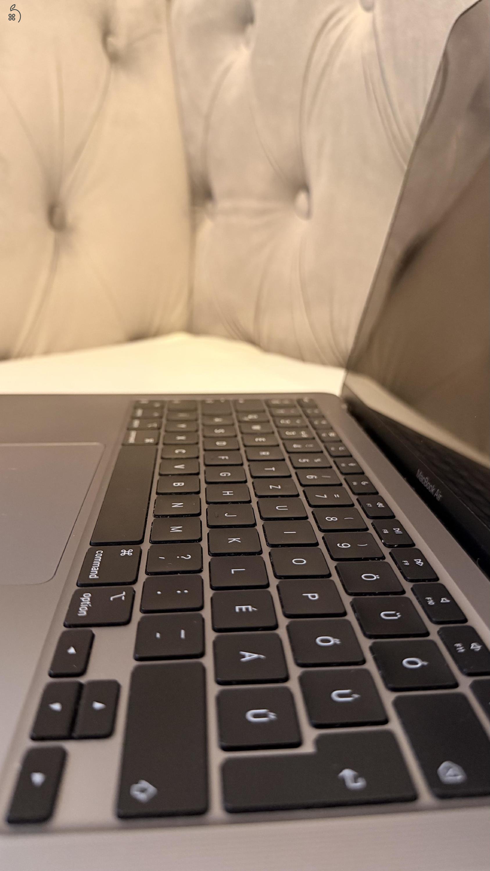 MacBook Air M1 - tokkal, kijelzővédő fóliával - karcmentes állapot