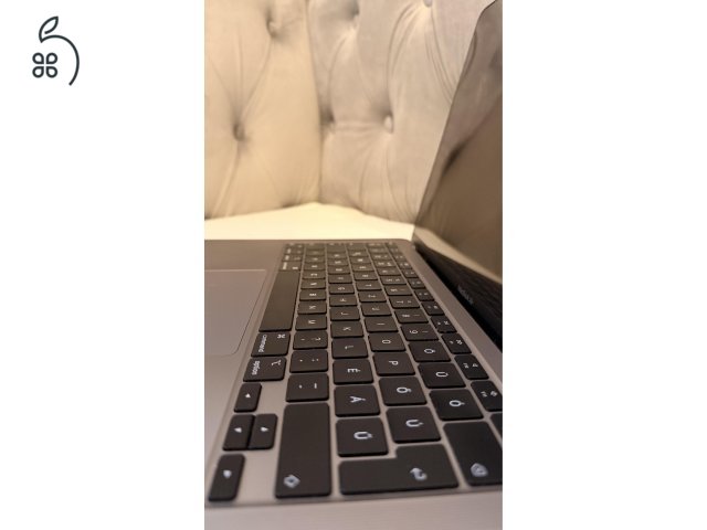 MacBook Air M1 - tokkal, kijelzővédő fóliával - karcmentes állapot