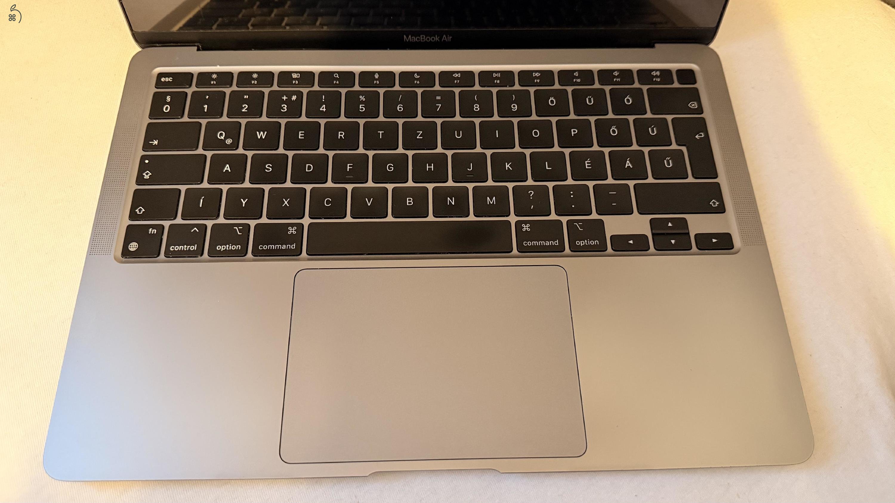 MacBook Air M1 - tokkal, kijelzővédő fóliával - karcmentes állapot