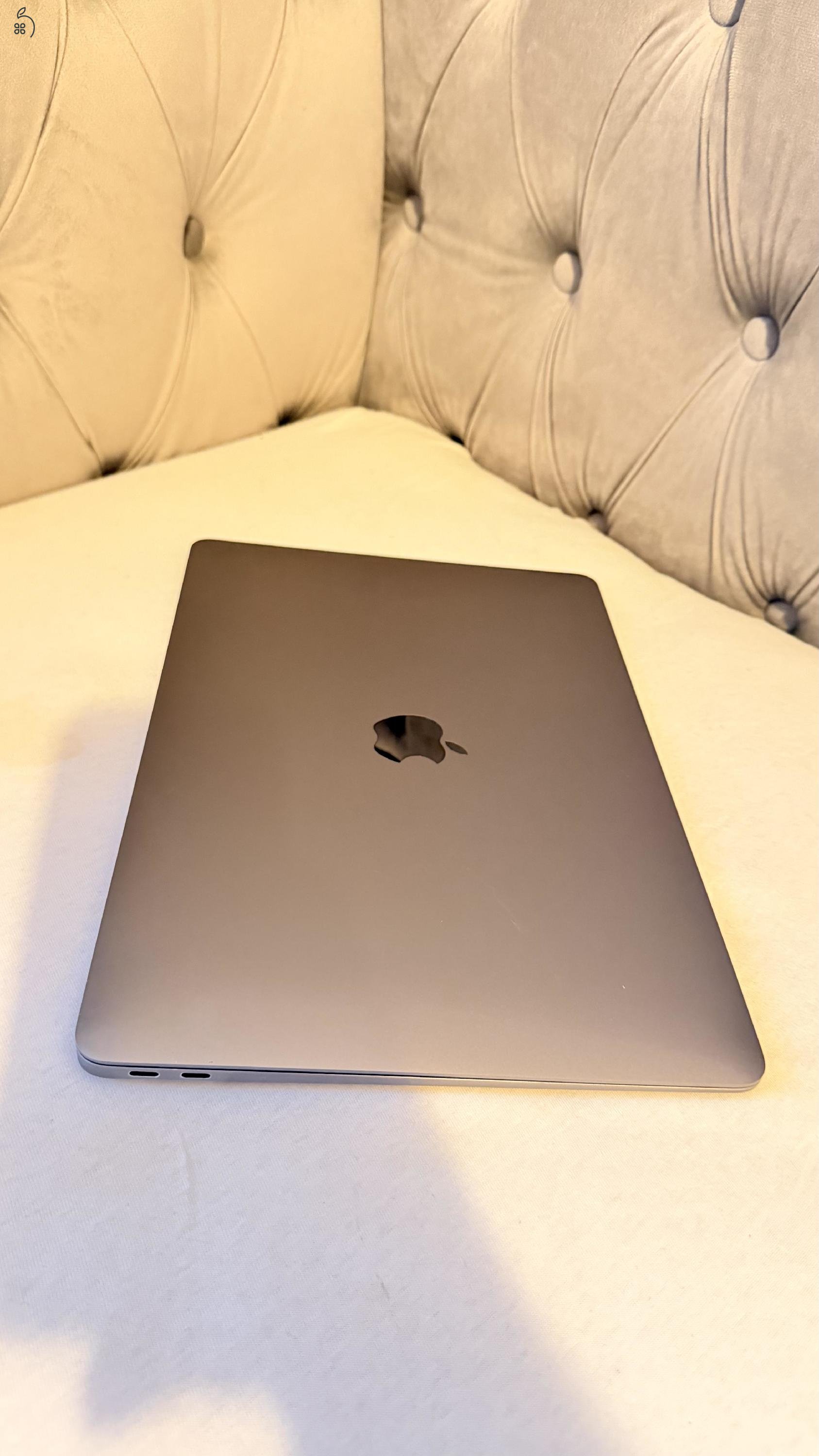 MacBook Air M1 - tokkal, kijelzővédő fóliával - karcmentes állapot