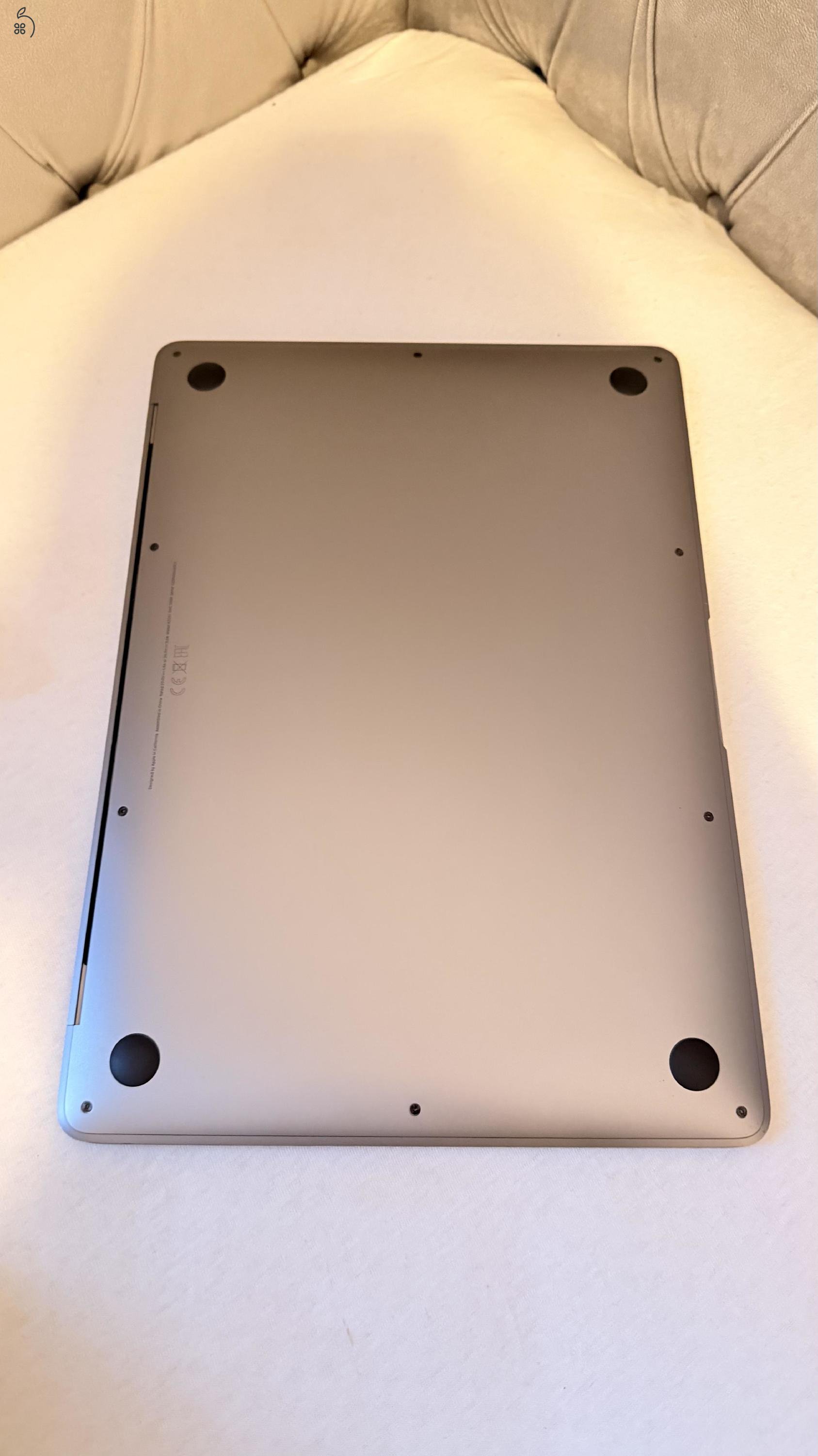 MacBook Air M1 - tokkal, kijelzővédő fóliával - karcmentes állapot