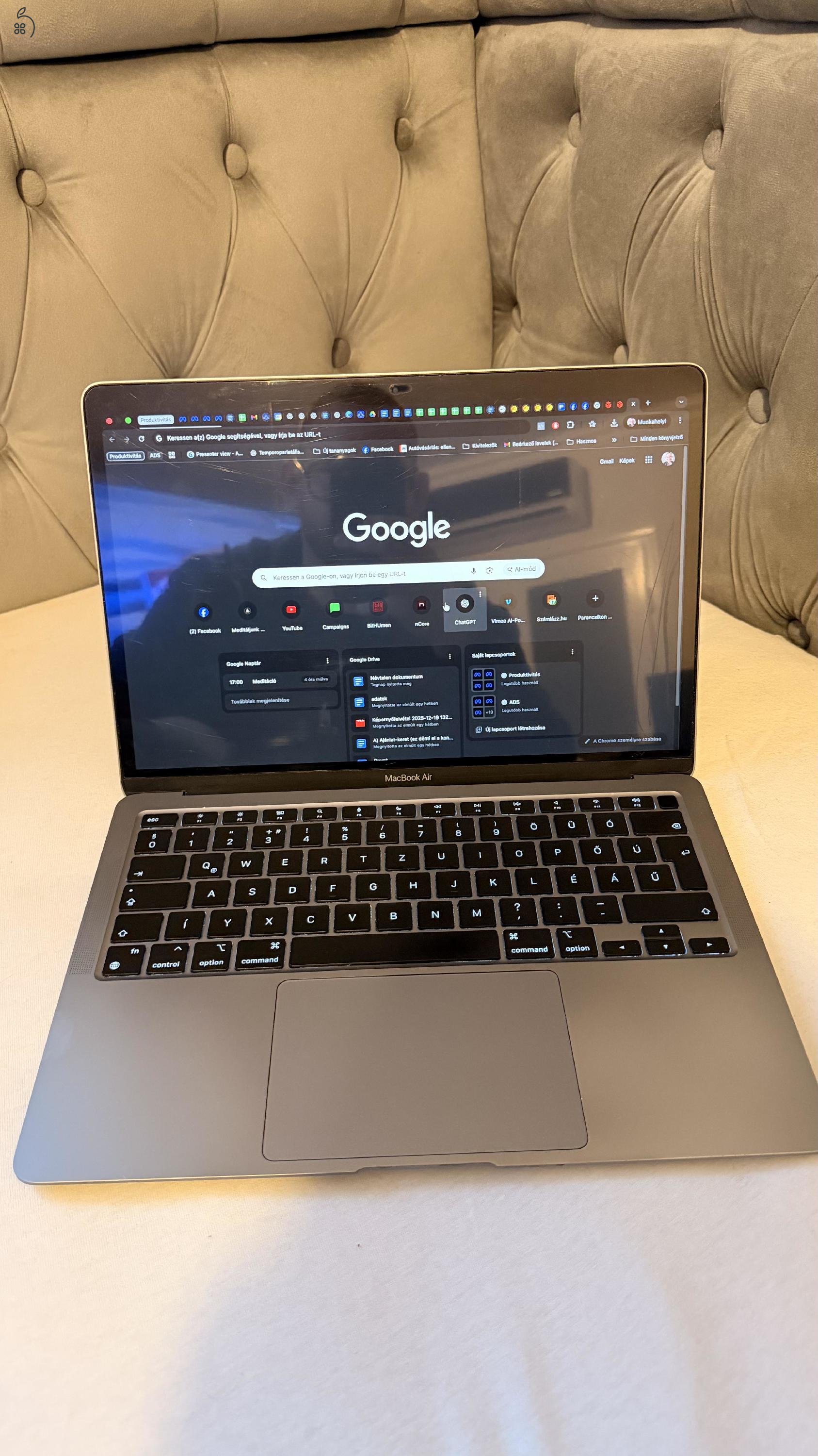 MacBook Air M1 - tokkal, kijelzővédő fóliával - karcmentes állapot