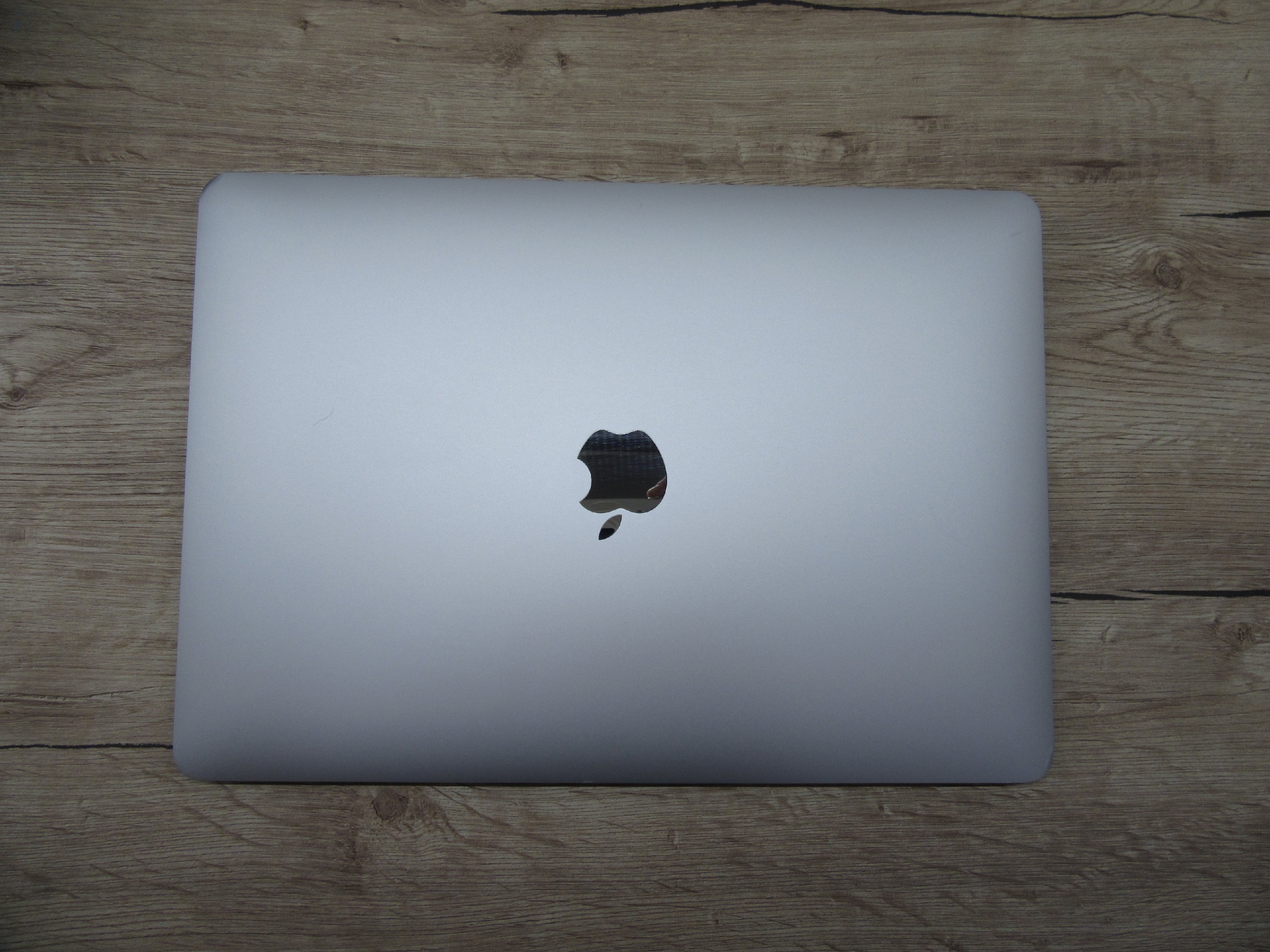 Apple MacBook Air 13” (2020, M1) – Szuperkönnyű, brutál gyors, 95% akkuval majdnem új élmény – 8 GB RAM – 256 GB SSD – Használt, szép állapot – 3 hónap garancia