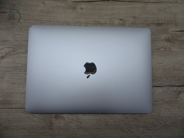 Apple MacBook Air 13” (2020, M1) – Szuperkönnyű, brutál gyors, 95% akkuval majdnem új élmény – 8 GB RAM – 256 GB SSD – Használt, szép állapot – 3 hónap garancia