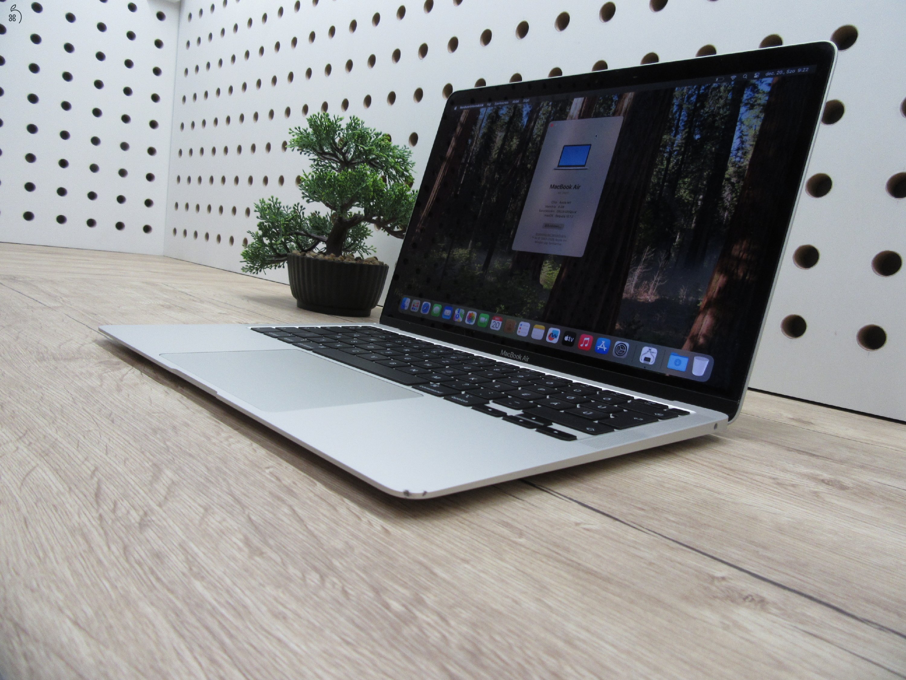 Apple MacBook Air 13” (2020, M1) – Szuperkönnyű, brutál gyors, 95% akkuval majdnem új élmény – 8 GB RAM – 256 GB SSD – Használt, szép állapot – 3 hónap garancia