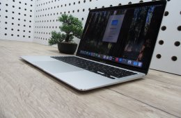 Apple MacBook Air 13” (2020, M1) – Szuperkönnyű, brutál gyors, 95% akkuval majdnem új élmény – 8 GB RAM – 256 GB SSD – Használt, szép állapot – 3 hónap garancia