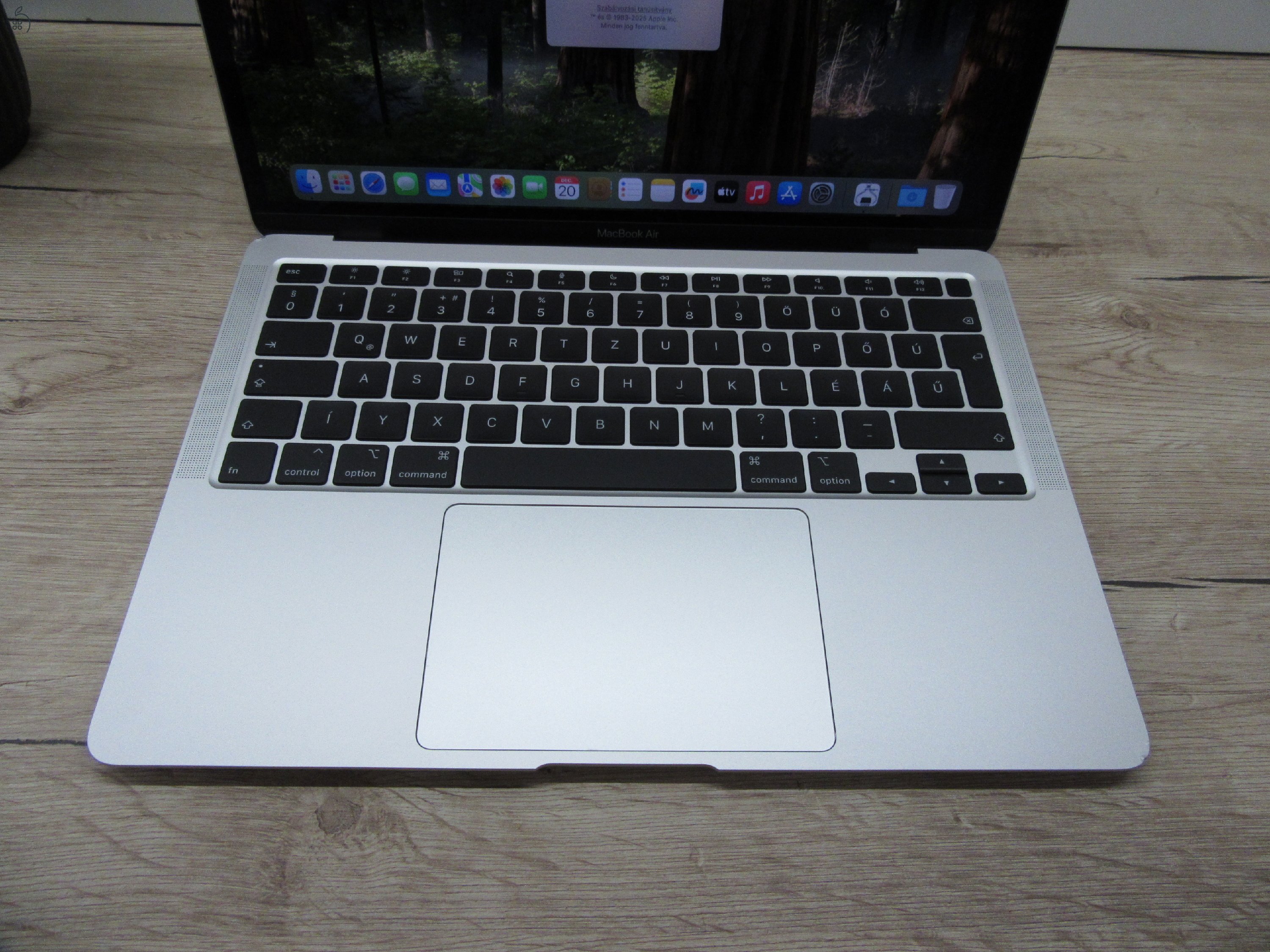 Apple MacBook Air 13” (2020, M1) – Szuperkönnyű, brutál gyors, 95% akkuval majdnem új élmény – 8 GB RAM – 256 GB SSD – Használt, szép állapot – 3 hónap garancia
