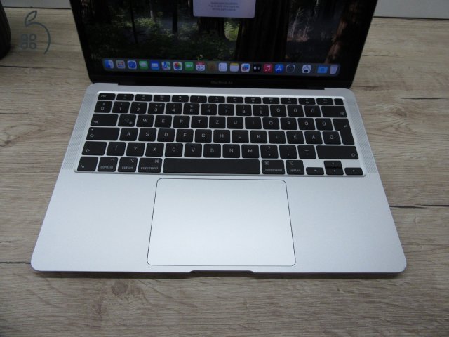 Apple MacBook Air 13” (2020, M1) – Szuperkönnyű, brutál gyors, 95% akkuval majdnem új élmény – 8 GB RAM – 256 GB SSD – Használt, szép állapot – 3 hónap garancia
