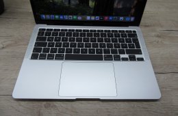 Apple MacBook Air 13” (2020, M1) – Szuperkönnyű, brutál gyors, 95% akkuval majdnem új élmény – 8 GB RAM – 256 GB SSD – Használt, szép állapot – 3 hónap garancia