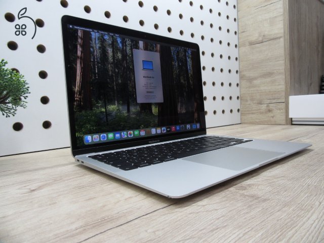 Apple MacBook Air 13” (2020, M1) – Szuperkönnyű, brutál gyors, 95% akkuval majdnem új élmény – 8 GB RAM – 256 GB SSD – Használt, szép állapot – 3 hónap garancia