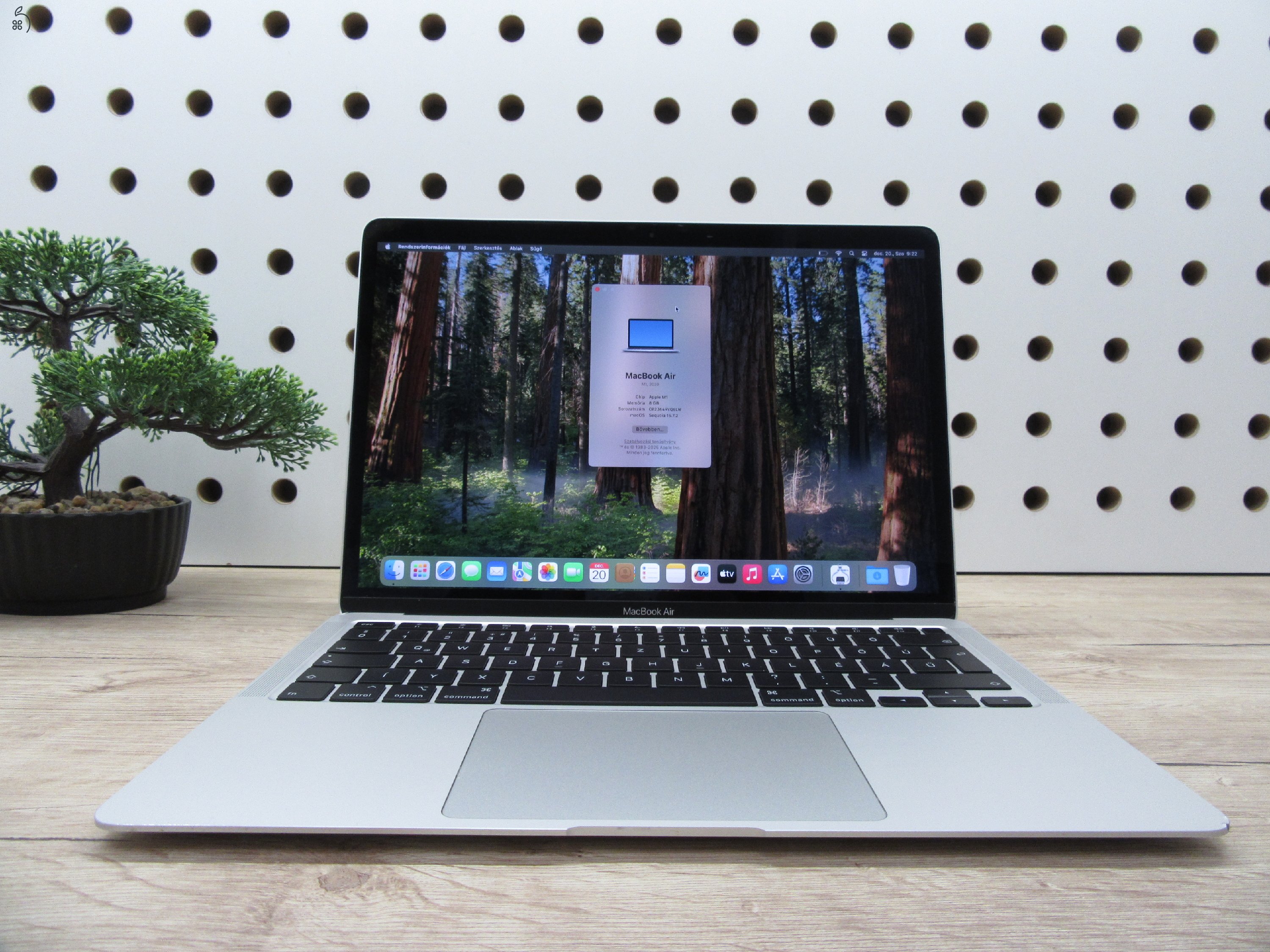 Apple MacBook Air 13” (2020, M1) – Szuperkönnyű, brutál gyors, 95% akkuval majdnem új élmény – 8 GB RAM – 256 GB SSD – Használt, szép állapot – 3 hónap garancia