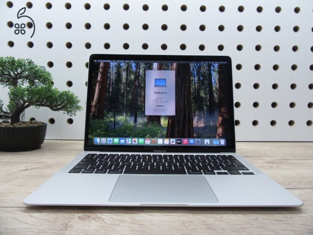 Apple MacBook Air 13” (2020, M1) – Szuperkönnyű, brutál gyors, 95% akkuval majdnem új élmény – 8 GB RAM – 256 GB SSD – Használt, szép állapot – 3 hónap garancia