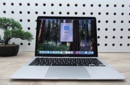 Apple MacBook Air 13” (2020, M1) – Szuperkönnyű, brutál gyors, 95% akkuval majdnem új élmény – 8 GB RAM – 256 GB SSD – Használt, szép állapot – 3 hónap garancia