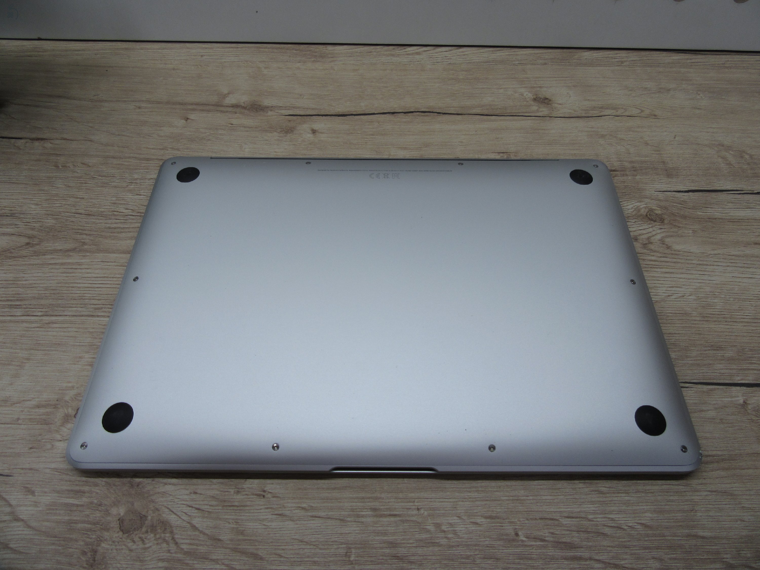 Apple MacBook Air 13” (2020, M1) – Szuperkönnyű, brutál gyors, 95% akkuval majdnem új élmény – 8 GB RAM – 256 GB SSD – Használt, szép állapot – 3 hónap garancia