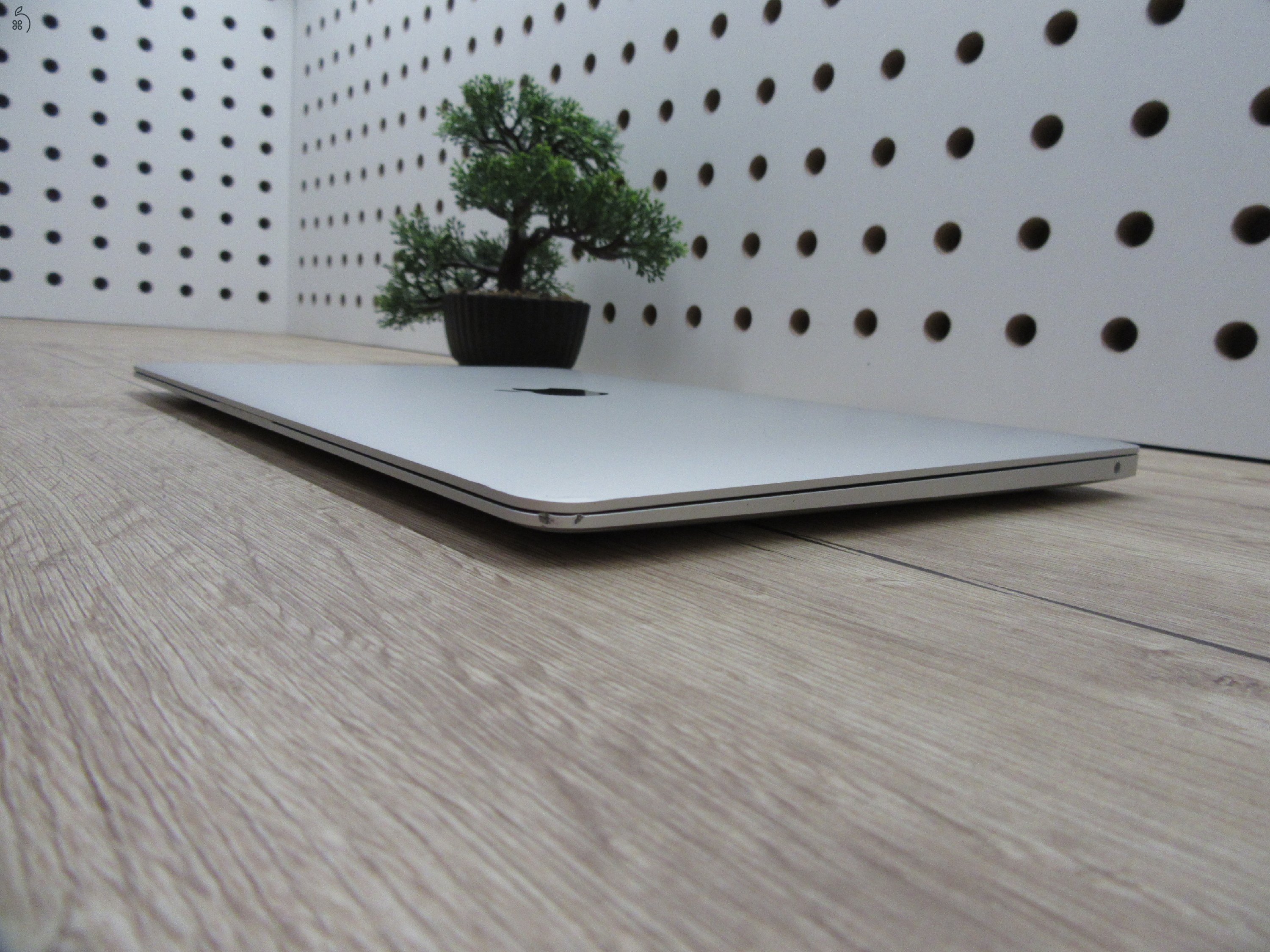 Apple MacBook Air 13” (2020, M1) – Szuperkönnyű, brutál gyors, 95% akkuval majdnem új élmény – 8 GB RAM – 256 GB SSD – Használt, szép állapot – 3 hónap garancia