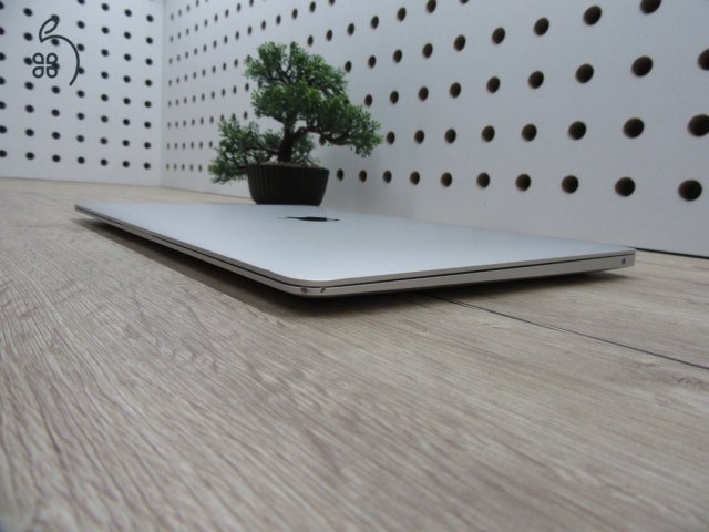 Apple MacBook Air 13” (2020, M1) – Szuperkönnyű, brutál gyors, 95% akkuval majdnem új élmény – 8 GB RAM – 256 GB SSD – Használt, szép állapot – 3 hónap garancia