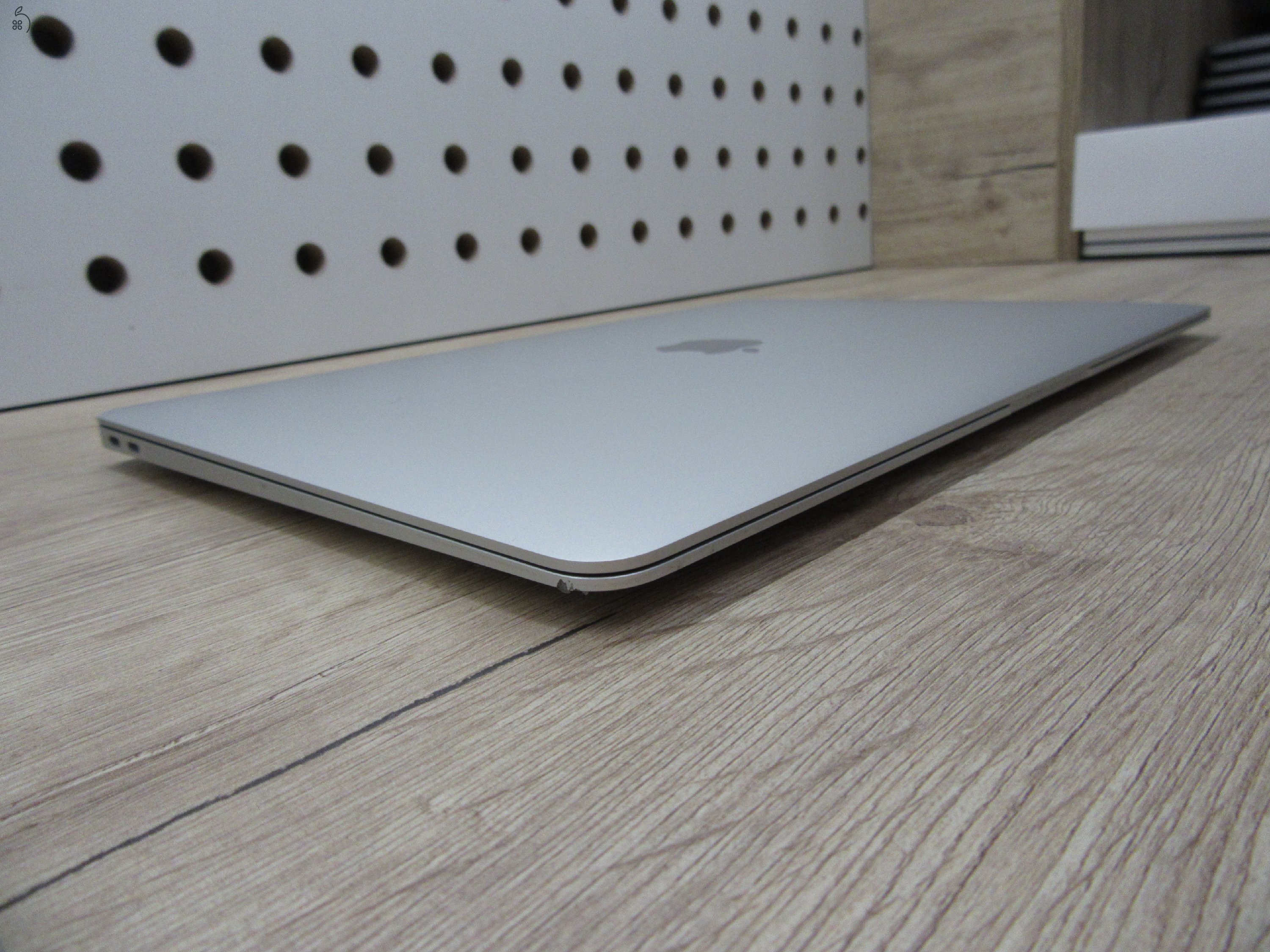 Apple MacBook Air 13” (2020, M1) – Szuperkönnyű, brutál gyors, 95% akkuval majdnem új élmény – 8 GB RAM – 256 GB SSD – Használt, szép állapot – 3 hónap garancia