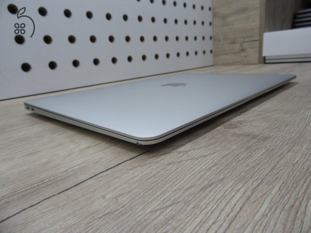 Apple MacBook Air 13” (2020, M1) – Szuperkönnyű, brutál gyors, 95% akkuval majdnem új élmény – 8 GB RAM – 256 GB SSD – Használt, szép állapot – 3 hónap garancia