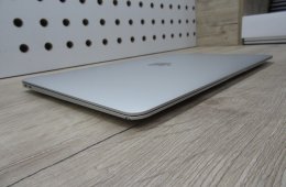 Apple MacBook Air 13” (2020, M1) – Szuperkönnyű, brutál gyors, 95% akkuval majdnem új élmény – 8 GB RAM – 256 GB SSD – Használt, szép állapot – 3 hónap garancia