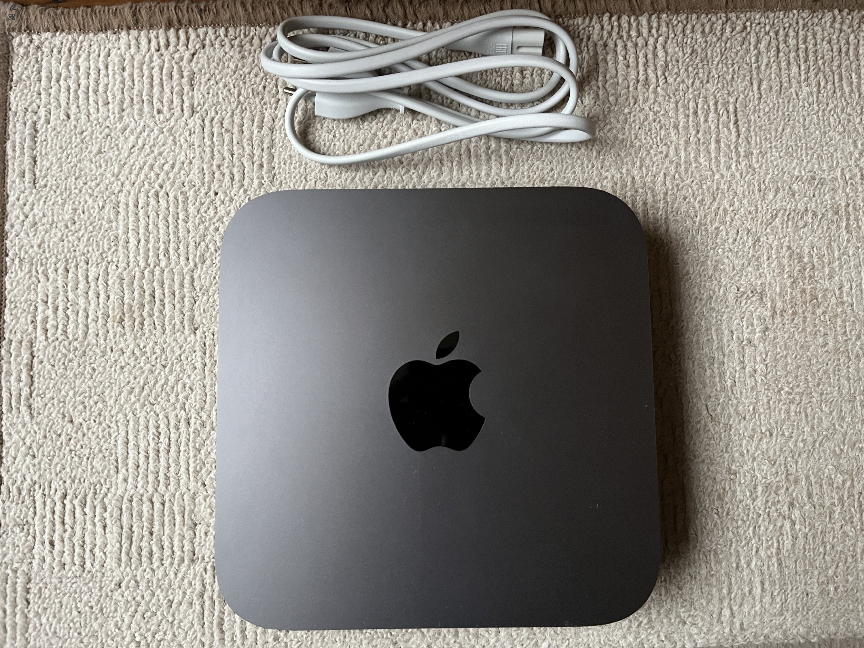 Mac Mini /2018/ 6 magos 3.0 GHz i5 , 512 GB SSD , 8 GB RAM