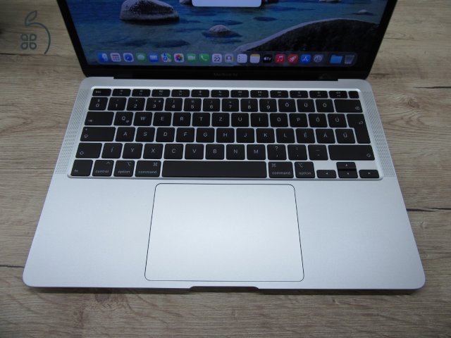Apple MacBook Air 13” (2020, M1) – Pehelykönnyű, villámgyors, egész napos üzemidő – 8 GB RAM – 256 GB SSD – Használt, szép állapot – 3 hónap garancia
