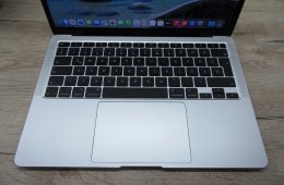 Apple MacBook Air 13” (2020, M1) – Pehelykönnyű, villámgyors, egész napos üzemidő – 8 GB RAM – 256 GB SSD – Használt, szép állapot – 3 hónap garancia