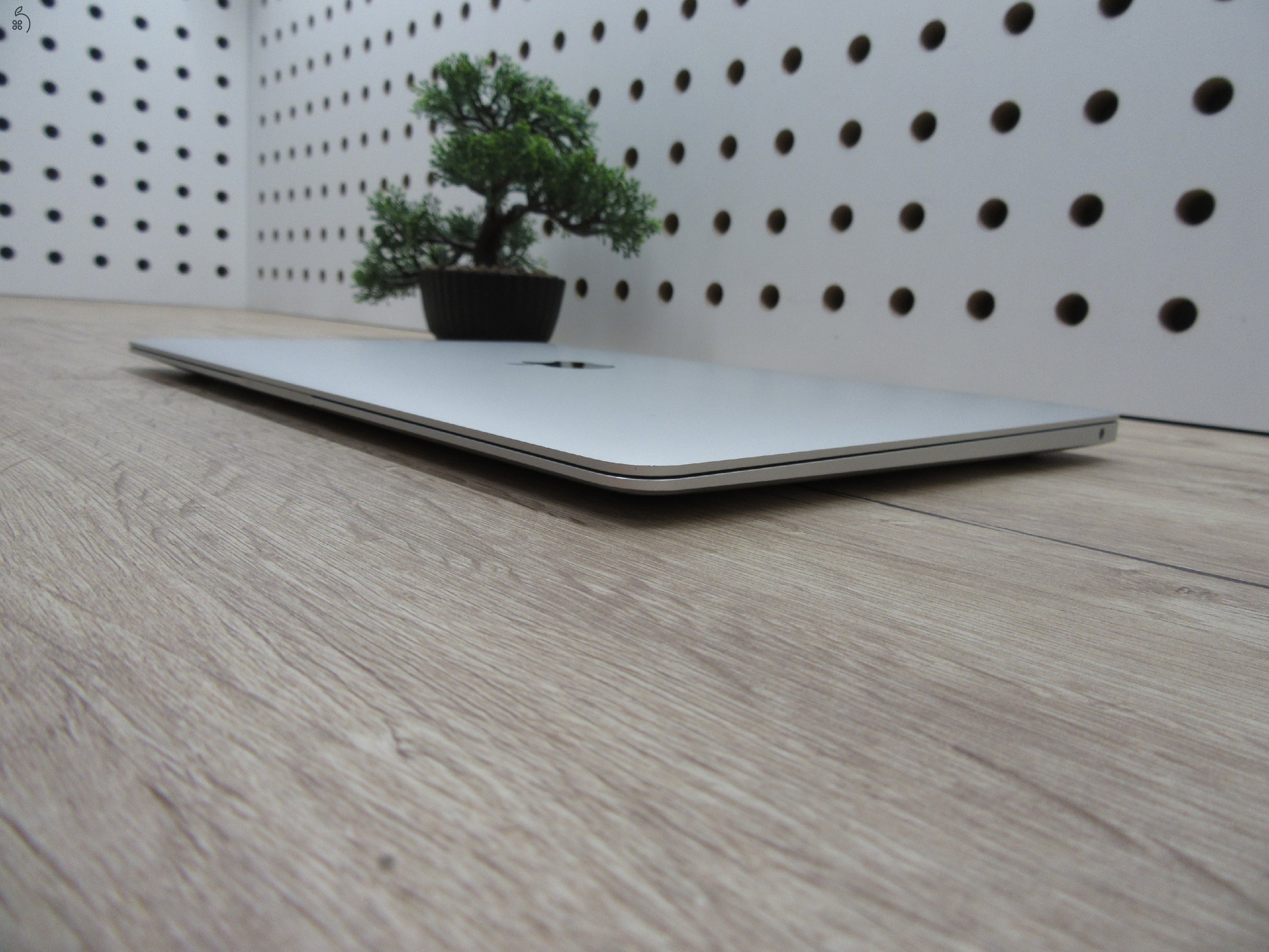 Apple MacBook Air 13” (2020, M1) – Pehelykönnyű, villámgyors, egész napos üzemidő – 8 GB RAM – 256 GB SSD – Használt, szép állapot – 3 hónap garancia