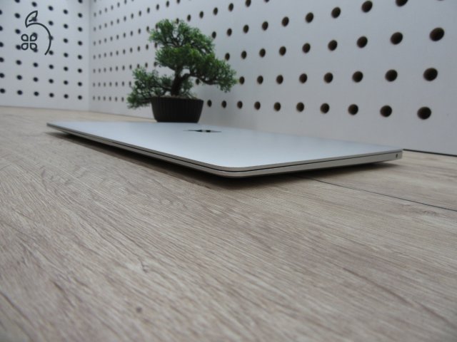 Apple MacBook Air 13” (2020, M1) – Pehelykönnyű, villámgyors, egész napos üzemidő – 8 GB RAM – 256 GB SSD – Használt, szép állapot – 3 hónap garancia