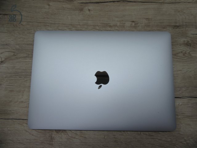Apple MacBook Air 13” (2020, M1) – Pehelykönnyű, villámgyors, egész napos üzemidő – 8 GB RAM – 256 GB SSD – Használt, szép állapot – 3 hónap garancia