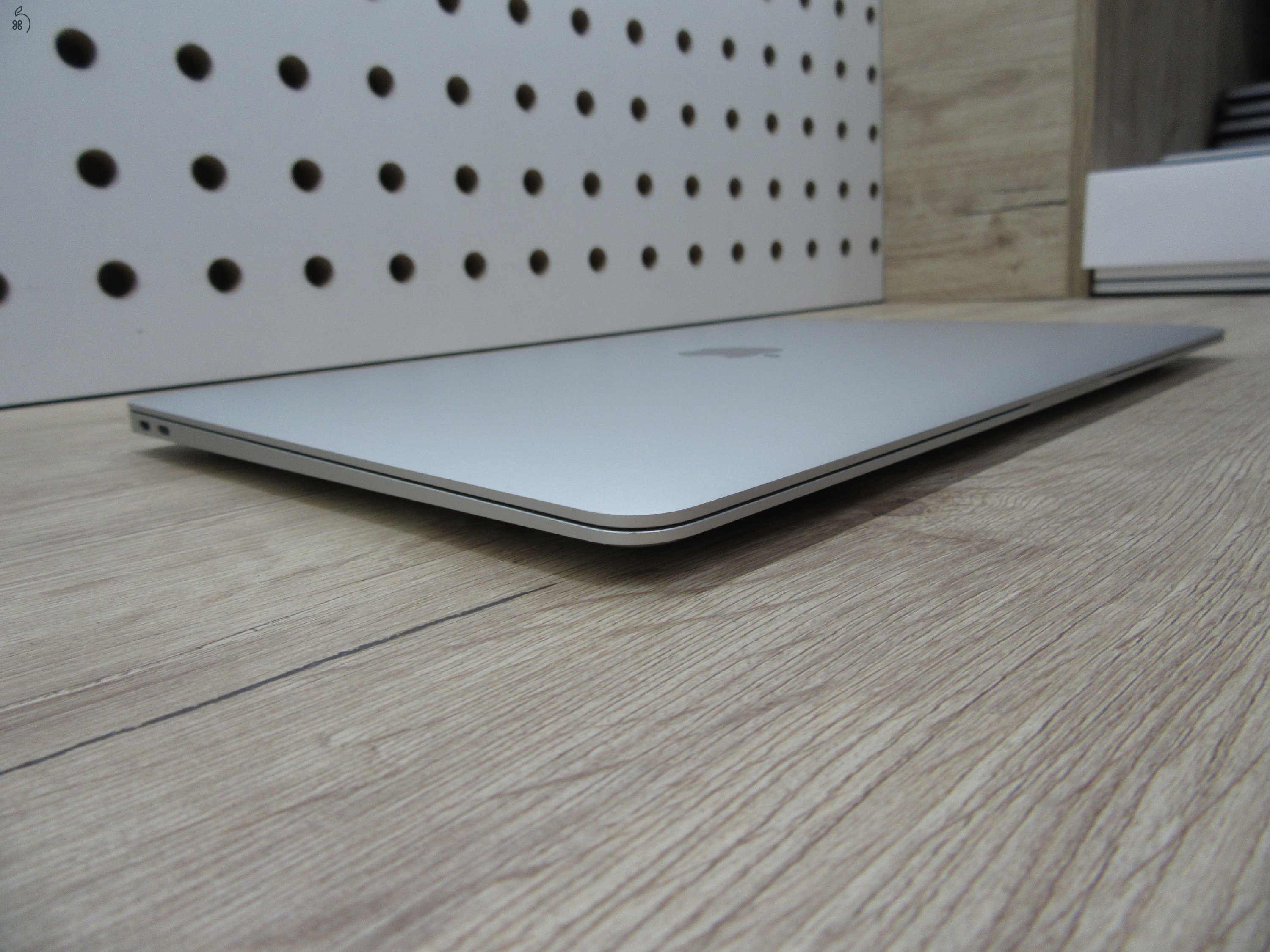 Apple MacBook Air 13” (2020, M1) – Pehelykönnyű, villámgyors, egész napos üzemidő – 8 GB RAM – 256 GB SSD – Használt, szép állapot – 3 hónap garancia